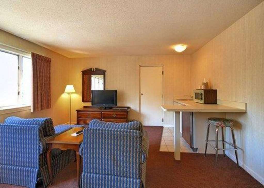 Econo Lodge Inn & Suites גרוטון חדר תמונה